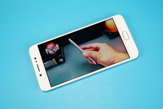 Giống như các đối thủ trong danh sách, Vivo V5 cũng tích hợp cảm biến vân tay siêu nhạy, chạy hệ điều hành Android 6.0 với vi xử lý tám nhân MediaTek MT6750, RAM 4GB và 32GB bộ nhớ trong, có hỗ trợ thẻ nhớ gắn ngoài và tích hợp chip âm thanh Hi-Fi 24-bit cùng tính năng chia đôi màn hình (Smart Split 2.0). 