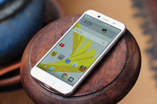 HTC 10 Evo là bản phóng to của chiếc smartphone cao cấp HTC 10 với rất nhiều điểm mạnh mà các đối thủ trong cùng phân khúc giá không có được như: Thiết kế cao cấp  với ngoại hình kim loại nguyên khối, được trang trí bằng những đường cắt kim cương mạnh mẽ tạo điểm nhấn cho toàn bộ thiết kế máy; là thiết bị duy nhất trong danh sách có màn hình 5,5 inch độ phân giải 2K, hỗ trợ sạc nhanh Quick Charge 2.0, chống nước và bụi theo chuẩn IP57.