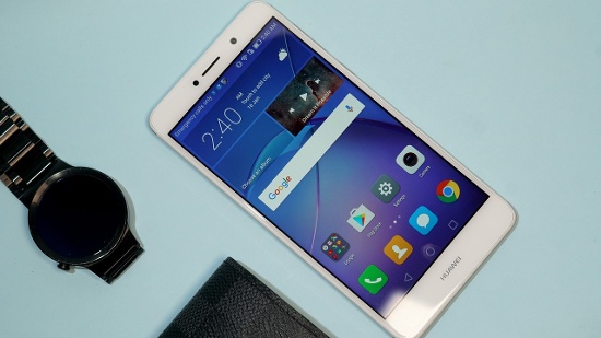 Huawei GR5 2017: So với các mẫu smartphone trong cùng danh sách thì Huawei GR5 2017 cũng có thiết kế tương tự và không có gì nổi bật. Tuy nhiên điểm nhấn của máy chính là hệ thống camera kép độc đáo với khả năng xóa phông thường chỉ xuất hiện trên các mẫu smartphone cao cấp. 
