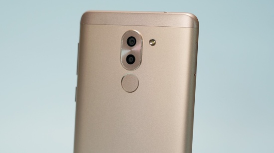 Cụm camera kép của Huawei GR5 2017 gồm một camera chính 12MP và 1 camera phụ 2MP cho khả năng chụp xóa phông khá tốt, mang đến trải nghiệm chụp hình mới mẻ và “chuyên nghiệp” hơn cho người dùng phổ thông. Trong khi đó, camera trước cũng có độ phân giải lớn 8MP góc rộng 78 độ.