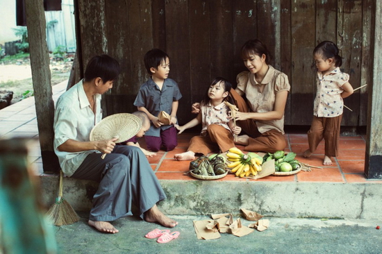 Trong buổi đi chụp hình này, Lý Hải Minh Hà đã chỉ cho các con tổ chức một buổi sinh nhật dân dã bằng cóc, xoài, trái cây tự đi hái, dẫn các con đi bắt cá và bắt ốc ngoài ruộng. Khi còn nhỏ, Lý Hải ngày nào cũng phải đi bắt, ốc bắt cá cho gia đình ăn vì nhà nghèo. Các bé rất vui và còn xin đem ốc về nuôi.