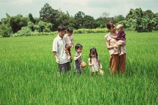 Rio ngộ nghĩnh, Cherry dễ thương, Sunny ngày càng đáng yêu hơn. Minh Hà tiết lộ cả ba nhóc Rio, Cherry, Sunny đang tuổi ăn tuổi nghịch nên vô cùng hiếu động khiến cô phải rất vất vả mới giữ bé ngồi yên để chụp hình. 