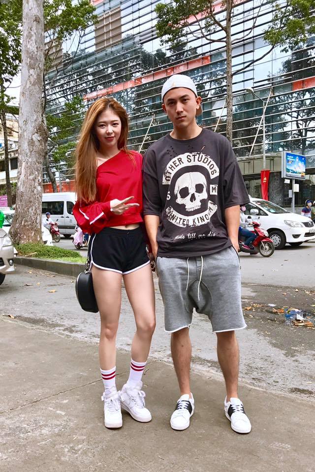 Trung Dũng Sĩ hào hứng khoe ảnh check in cùng gái trẻ.