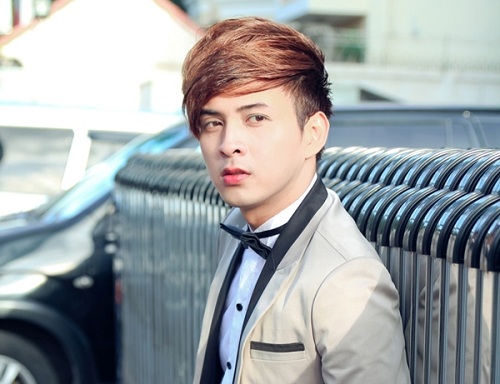 Hồ Quang Hiếu thu hút sự chú ý của khán giả không chỉ ở những bản hit đứng ngồi không yên mà còn ở vẻ đẹp trai, lãng tử của anh. Chính vẻ điển trai của Hồ Quang Hiếu  trên sân khấu hay trong những MV khiến các fan hâm mộ phải đứng ngồi không yên.