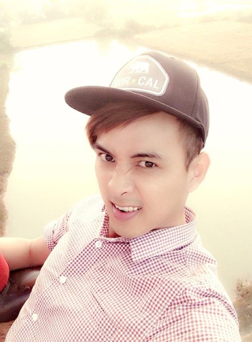 Mặt mộc của anh khá bắt mắt với làn da sáng và đều màu