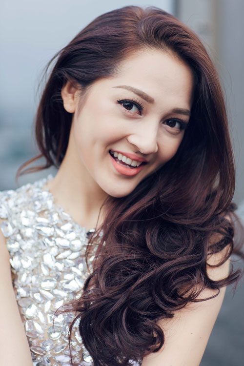Xuất hiện trên sân khấu Bảo Anh luôn thiêu đốt mọi ánh nhìn với ba vòng cuốn hút, cùng với khuôn mặt xinh đẹp, nước da trắng sứ.