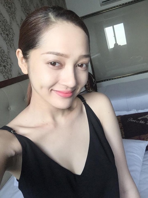 Sở hữu đôi mắt tròn to, chiếc mũi thẳng, hàng lông mày tạo hình, môi hồng căng mọng và nước da trắng hồng, chẳng cần make up Bảo Anh vẫn rực rỡ.