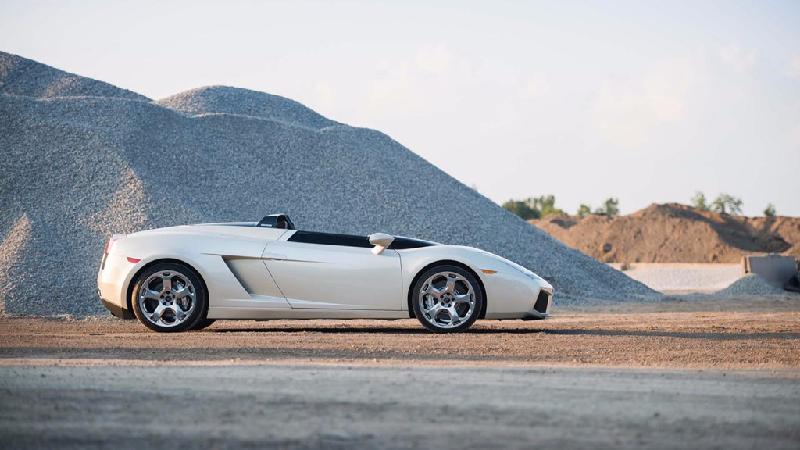 Ban đầu, Lamborghini dự định xây dựng 100 chiếc Concept S cho những khách hàng đặc biệt thích sưu tầm, nhưng dự án này bị phá sản. Nhờ vậy, chiếc Concept S trở thành mẫu xe duy nhất được cấp biển số và di chuyển trên đường công cộng. Trên đồng hồ xe mới chạy 180 km.