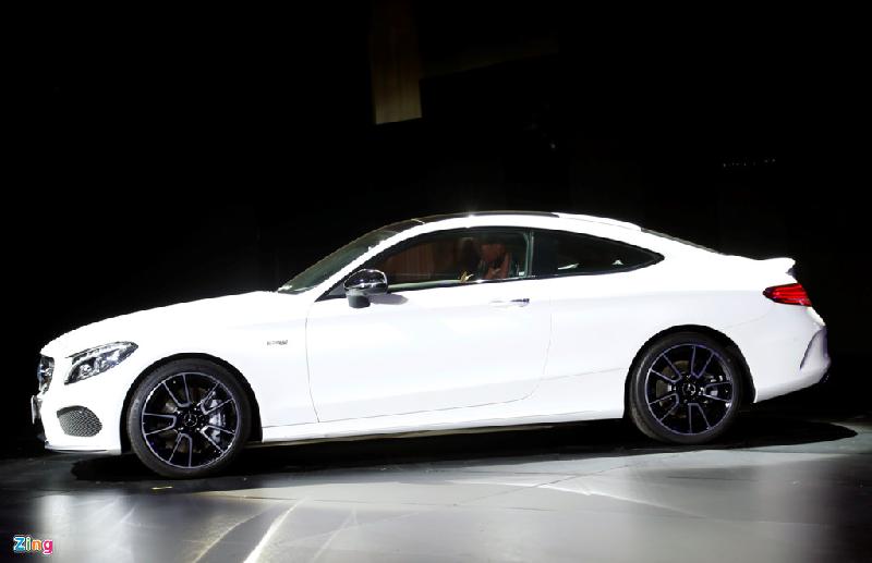 Mẫu xe hiệu năng cao C43 AMG Coupe lần đầu ra mắt khách hàng Việt. C43 được niêm yết mức giá 4 tỷ 199 triệu đồng. C43 AMG sử dụng động cơ V6, tăng áp kép, dung tích 3.0 lít, công suất cực đại 367 mã lực tại tua máy từ 5.500 - 6.000 vòng/phút và mô-men xoắn 520 Nm tại dải tua máy từ 2.000 - 4.200 vòng/phút. Tăng tốc từ 0-100 km/h trong 4,7 giây.