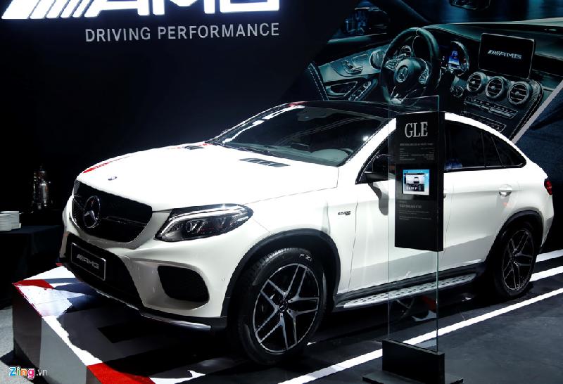 Mercedes GLE 43 AMG sử dụng động cơ V6, 3.0 lít, các thông số kỹ thuật tương tự C43 AMG nhưng tăng tốc từ 0-100 km/h trong 5,7 giây. Xe sử dụng hộp số 9 cấp. Mức giá 4 tỷ 469 triệu đồng.