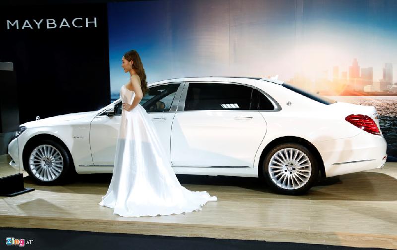 Mercedes - Maybach S400 4 Matic giá 6 tỷ 899 triệu đồng tại Việt Nam. Đây được xem như phiên bản siêu sang của mẫu sedan cỡ lớn S-Class. Nhờ sử dụng động cơ V6 dung tích 3.0 lít, S400 Maybach có giá khá mềm so với đàn anh.