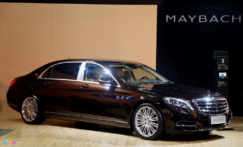 Đứng cạnh S400 Maybach là mẫu sedan hạng sang S500 Maybach giá 11 tỷ đồng. Về ngoại hình, S500 Maybach chỉ khác S400 kiểu la-zăng. Tuy nhiên bên dưới nắp ca-pô, S500 Maybach được trang bị động cơ V8, 4.7 lít, công suất 455 mã lực, mô-men xoắn 700 Nm, đi kèm hộp số tự động 9 cấp 9G-tronic mới.
