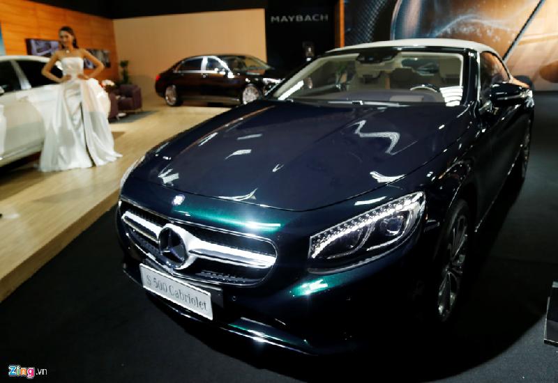 Xe mui trần hạng sang Mercedes S 500 Cabriolet có giá 10,8 tỷ đồng. Đây là đối thủ trực tiếp của những mẫu xe mui trần hạng sang như Bentley Continental GTC hay M6 Convertible .
