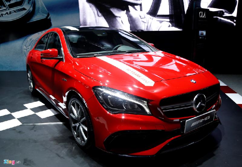 Ngoài những mẫu xe sang trọng, Mercedes Việt Nam đang chú trọng tới phân khúc xe hiệu suất cao dành cho khách hàng trẻ, và CLA 45 AMG 4MATIC là một trong số đó. Mẫu xe này có giá 2 tỷ 329 triệu đồng.