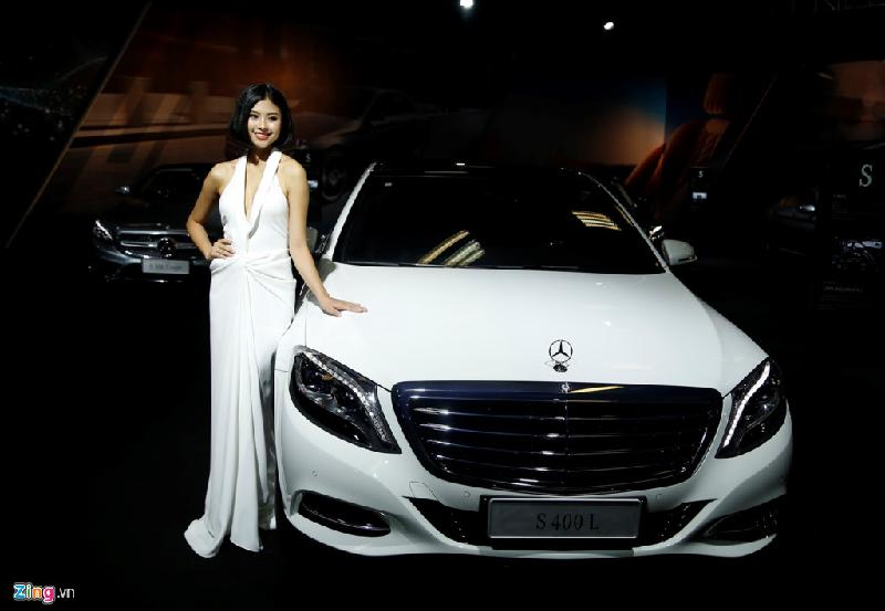 Cuối cùng là mẫu sedan hạng sang S400 L. Nhờ mức giá thấp, chỉ từ 3 tỷ 999 triệu đồng, S400L gần như không có đối thủ trong phân khúc và trở thành mẫu sedan hạng sang bán chạy nhất tại Việt Nam. Triển lãm mở cửa miễn phí từ ngày 6-9/7 từ 9h-20h mỗi ngày.