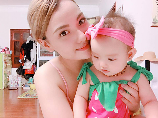 Người mẫu thường xuyên chia sẻ hình ảnh đáng yêu của con gái.