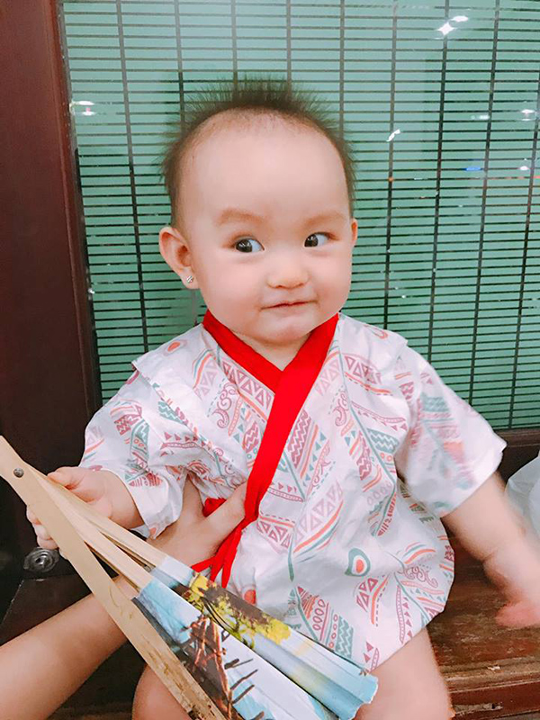 Bé rất lém lỉnh, bụ bẫm.