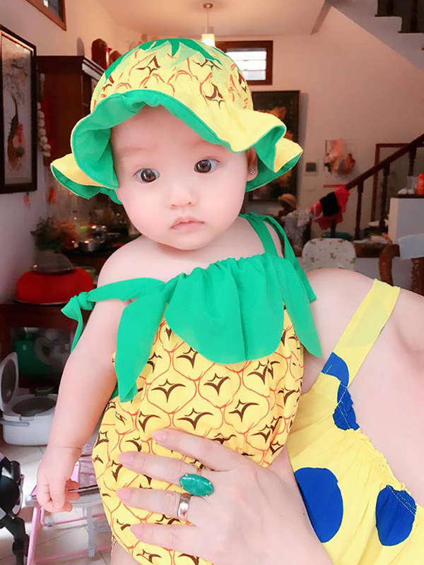 Cô nhóc thường xuyên được mẹ Hồng Quế cho diện những bộ trang phục “cute”.