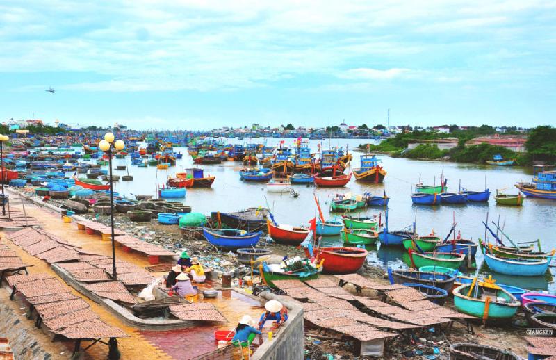 Phan Thiết, Mũi Né là lựa chọn tuyệt vời để nghỉ ngơi. Trên đoạn này có rất nhiều cửa sông đổ ra biển, nơi những con thuyền đầy màu sắc của ngư dân tụ về. Khám phá cuộc sống thường nhật ở làng chài, bạn có thể mua hải sản tươi rói, thậm chí cả tôm hùm với giá rẻ hơn rất nhiều.