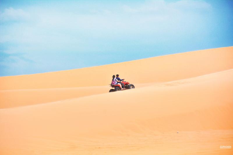 Bạn có thể dừng chân, chơi trượt cát ở Mũi Né, phóng motor hoặc xe địa hình chinh phục đồi cát Bàu Trắng. Đó là những trải nghiệm “thót tim” nhưng vô cùng đáng giá.