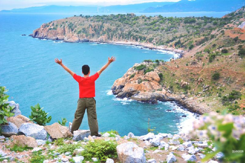 Từ đây, cung đường ven biển bắt đầu lên núi dốc để tới Phan Rang. Đường quanh co, hoang sơ và vắng lặng. Những mũi đất nhô ra biển với vách đá cheo leo, biển xanh ngắt mở ra trùm tầm mắt.