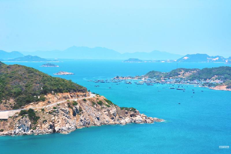 Đường từ Phan Rang đến Cam Ranh vẽ một vòng cung ôm lấy Vườn quốc gia Núi Chúa, nơi mà cả sa mạc và rừng thẳm đều hội tụ. Có thể nói đây là đoạn đẹp và hoang sơ nhất trong hành trình.