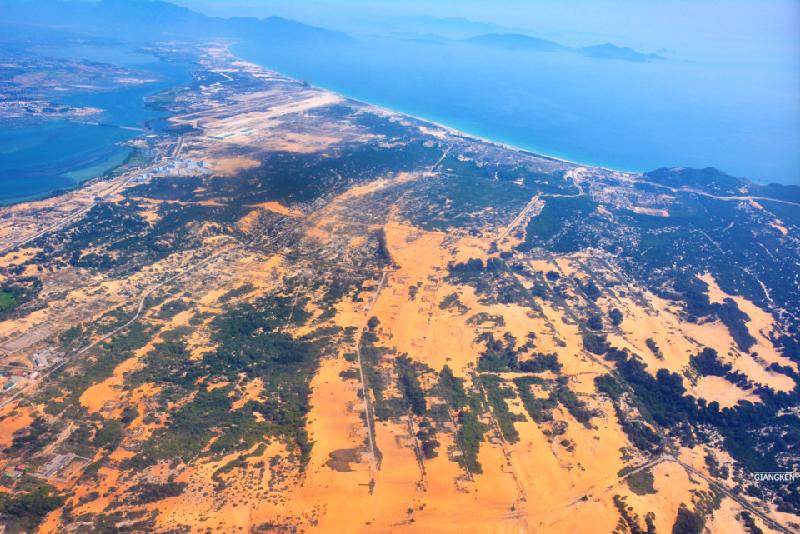 Cam Ranh, Nha Trang sẽ là miền đất của những vịnh biển thiên đường, con đường sát ngang bờ biển thẳng tắp và trải dài bất tận. Nghỉ ngơi ở Nha Trang náo nhiệt với những khu du lịch và trò chơi bãi biển là lựa chọn không tồi.