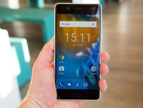 Thiết kế: Kiểu dáng thiết kế của Nokia 5 vẫn tương đồng với dòng Lumia trước đây của Nokia, nhất là logo Nokia và cụm camera chạy dọc trên lưng máy. 