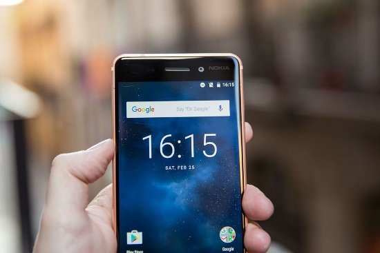 Mặt trước của Nokia 5 khá đẹp với mặt kính cong 2.5D, ba phím điều hướng cơ bản của Android được đặt bên ngoài màn hình giúp mang lại không gian thao rộng hơn, phím cứng Home được tích hợp cảm biến vân tay một chạm giúp mở máy nhanh chóng.
