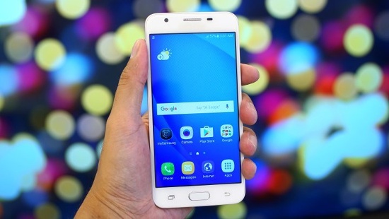 So với Nokia 5 thì Samsung Galaxy J5 Prime có vẻ ngoài “nữ tính” hơn với kích thước nhỏ gọn, các góc bo tròn mạnh, khung kim loại cứng cáp nhưng tấm nắp lưng không phải dạng tấm kim loại lớn.