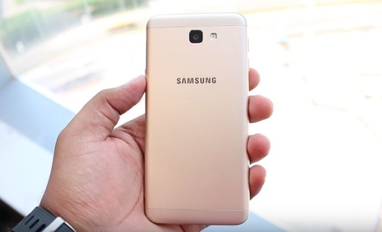 Mặt lưng của Galaxy J5 Prime được chia làm 3 mảnh, trong đó hai đầu bằng nhựa khá lớn làm nhiệm vụ thu phát sóng, phần còn lại là tấm kim loại cũng được ôm cong lên tận màn hình. 
