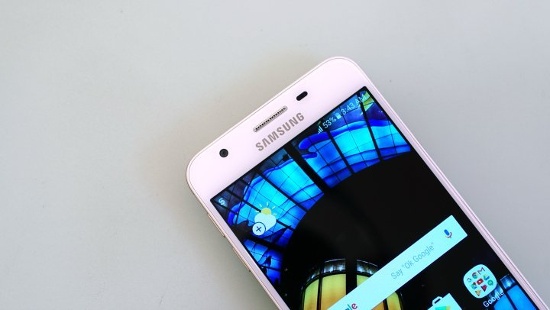 Mặt trước của J5 Prime được bố trí giống với Nokia 5 với màn hình chính có viền cong 2.5D, các phím cảm ứng đặt ngoài màn hình và cảm biến vân tay tích hợp vào phím cứng home. 