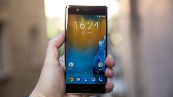 Màn hình: Nokia 5 có màn hình lớn hơn một chút so với đối thủ với kích thước 5,2 inch nhưng có cùng độ phân giải HD và mật độ điểm ảnh thấp hơn một chút 282 PPI. 
