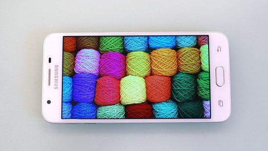 Trong khi Samsung J5 Prime nhỏ hơn với kích thước màn hình chỉ 5 inch nhưng cùng độ phân giải, cùng tấm nền PLS LCD nhưng mật độ điểm ảnh cao hơn 294 PPI.Tuy nhiên sự khác biệt này là không đáng kể.