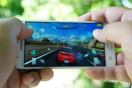 Hiệu năng: Về hiệu năng, Samsung trang bị cho J5 Prime vi xử lý Exynos 7570, đây là chip dành cho các smartphone cấp thấp của Samsung. Con chip này có CPU lõi tứ tốc độ 1.4GHz, đồ họa Mali T720, bộ nhớ RAM 2GB, bộ nhớ trong 16GB và hỗ trợ khe cắm thẻ nhớ độc lập mở rộng tối đa đến 256GB.