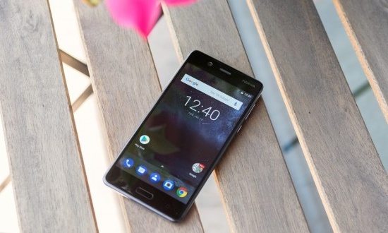 Nokia 5 có bộ nhớ RAM và bộ nhớ trong hoàn toàn tương tự J5 Prime, tuy nhiên máy sử dụng bộ vi xử lý Snapdragon 430 tám lõi tốc độ 1.4GHz và chỉ hỗ trợ khe cắm thẻ nhớ mở rộng tối đa 128GB. 