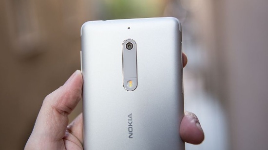 Camera: Xét về thông số kỹ thuật của camera thì Nokia 5 chỉ kém hơn đối thủ một chút khi có camera chính độ phân giải 13 megapixel với ống kính khẩu độ f/2.0 và hỗ trợ lấy nét pha.