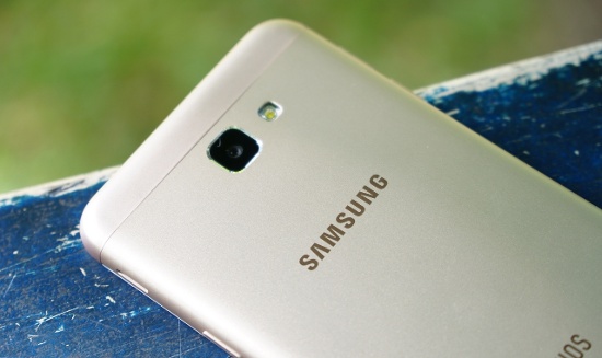 Trong khi Samsung Galaxy J5 Prime có camera sau cùng độ phân giải nhưng ống kính khẩu độ lớn hơn f/1.9, cho khả năng thu sáng tốt hơn khi cùng chụp trong điều kiện ánh sáng yếu.
