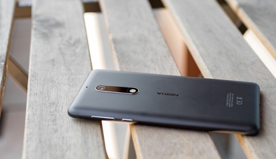 Nhưng camera trước của Nokia 5 chuyên chụp selfie thì tốt hơn đối thủ nhờ camera độ phân giải 8 megapixel với ống kính cùng khẩu độ f/2.0 như camera chính.  