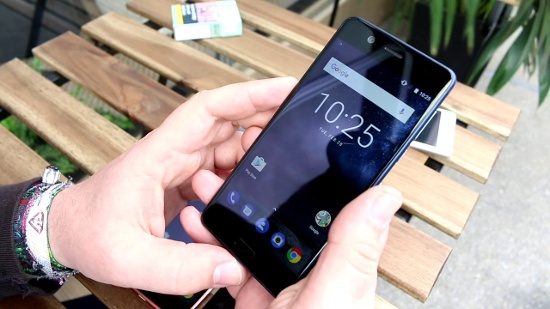 Kết luận: Với mức giá 4,26 triệu Nokia 5 có giá thấp hơn một chút so với 4,49 triệu của Galaxy J5 Prime. Tuy nhiên mỗi thiết bị lại có ưu điểm riêng mà đối thủ không có được. Nokia 5 có hiệu năng mạnh hơn, trong khi camera của J5 Prime cho kết quả tốt hơn. Vì vậy chọn thiết bị nào cũng đều có lợi thế riêng, vấn đề là bạn thích Nokia 5 hay J5 Prime hơn mà thôi 