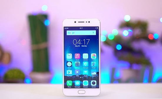1. Thiết kế giống hệt Vivo V5 không xấu: Tương tự như V5 Plus, đi kèm với Vivo V5s ngoài các phụ kiện thường có như Adapter sạc, dây cáp microUSB, tai nghe và sách hướng dẫn. Vivo còn tặng kèm một miếng dán màn hình và ốp lưng silicon dẻo để người dùng bảo vệ máy, đây là điểm cộng tốt.