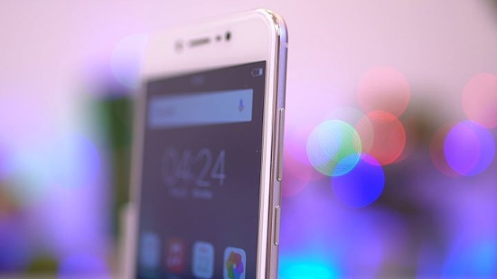 Nói thiết kế Vivo V5s giống hệt V5 Plus thì không có gì lạ, bởi thực tế cả hai đều có thiết kế được lấy cảm hứng từ chiếc iPhone 7 của Apple. Trong đó toàn bộ phần vỏ là tấm kim loại nguyên khối, bo từ mặt lưng ôm cong hết các cạnh cho đến mép màn hình.