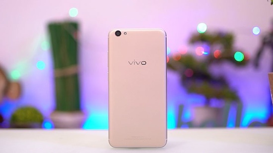 Hai dải ăng-ten cách điệu hình chữ U, ôm sát mép trên và dưới cùng ở mặt lưng cũng giống hệt iPhone 7, cụm camera ở góc trên cùng bên trái có thiết kế hơi lồi.