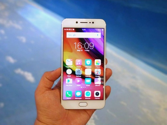 Mặt trước của Vivo V5s khá đẹp và cân đối, viền màn hình mỏng, các góc bo tròn, phím cứng home được thiết kế giống hệt phím cứng trên dòng smartphone Galaxy của Samsung. 