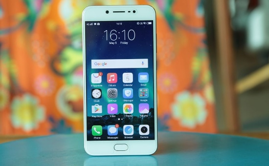 2. Màn hình kém so với các đối thủ: Tương tự như người anh em của mình, Vivo V5s cũng có màn hình kích thước 5,5 inch nhưng độ phân giải đã giảm xuống còn HD để đảm bảo mức giá phù hợp. Nhưng đây lại là điểm trừ của sản phẩm, bởi ở phân khúc giá này đã có rất nhiều đối thủ sở hữu màn hình Full HD.