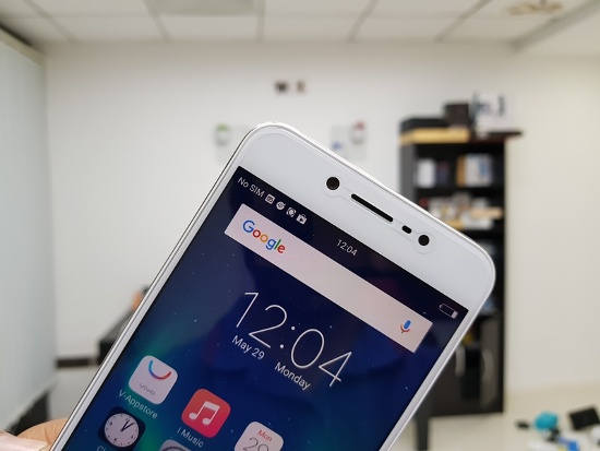 Dù không được sắc nét như màn hình Full HD như trên V5 Plus, nhưng độ phân giải HD trên V5s cũng đủ cho nhu cầu giải trí phổ thông. Hình ảnh vẫn hiển thị rõ ràng với màu sắc sống động. 
