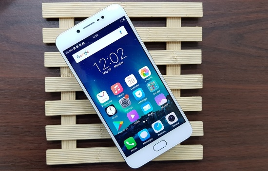 Ngoài ra còn có cả chế độ bảo vệ mắt, sẽ làm giảm màu xanh và tăng màu vàng cho màn hình. Chế độ này sẽ giúp giảm căng thẳng cho mắt người dùng khi đọc sách hoặc lướt web ban đêm. 