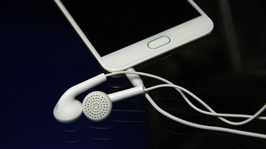 Vivo cho biết V5s còn đi kèm cả chip âm thanh Hi-Fi, tuy nhiên nếu nghe bằng loa ngoài thì không hề nhận ra sự khác biệt so với các mẫu smartphone không có chip âm thanh chuyên dụng. Nhưng khi nghe kèm với tai nghe thì âm thanh có độ chi tiết tốt hơn. 