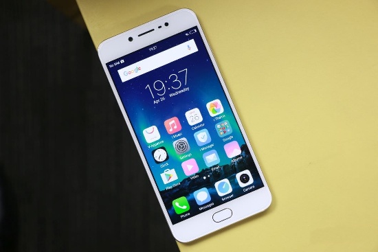 3. Hiệu năng khá: Bên trong Vivo V5s được trang bị sức mạnh của bộ vi xử lý MediaTek MT6750, kết hợp với RAM 4GB, giúp cho chiếc điện thoại này vận hành trơn tru trong hầu hết các nhiệm phổ biến, bao gồm cả khả năng điều hướng, kích hoạt/tắt các ứng dụng cũng như chạy đa nhiệm tốt.