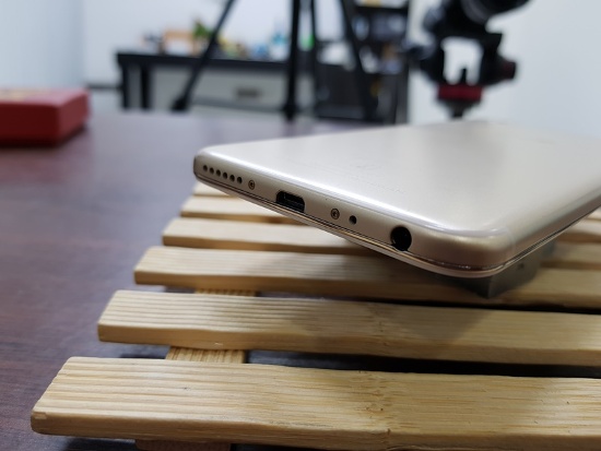 4. Thời lượng pin dài: Pin không tháo rời 3.000 mAh đi kèm Vivo V5s thực sự đã làm tốt nhiệm vụ của mình. Bởi nó có thể đảm bảo 24 giờ dùng khi sử dụng vừa phải. Nhưng nếu kết hợp cả chơi game thì chỉ đủ duy trì đủ một ngày dùng. 